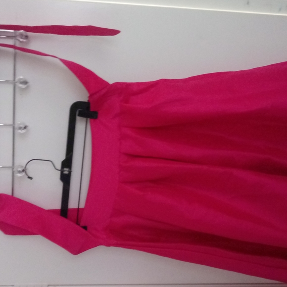 BEAUTIFUL Hot pink High/low skirt. - Picture 5 of 7